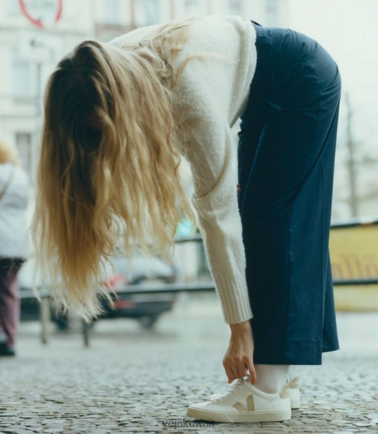 Veja أحذية رجالجلد كامبو خالي من الكروم باللوز الأبيض 24J26Z23