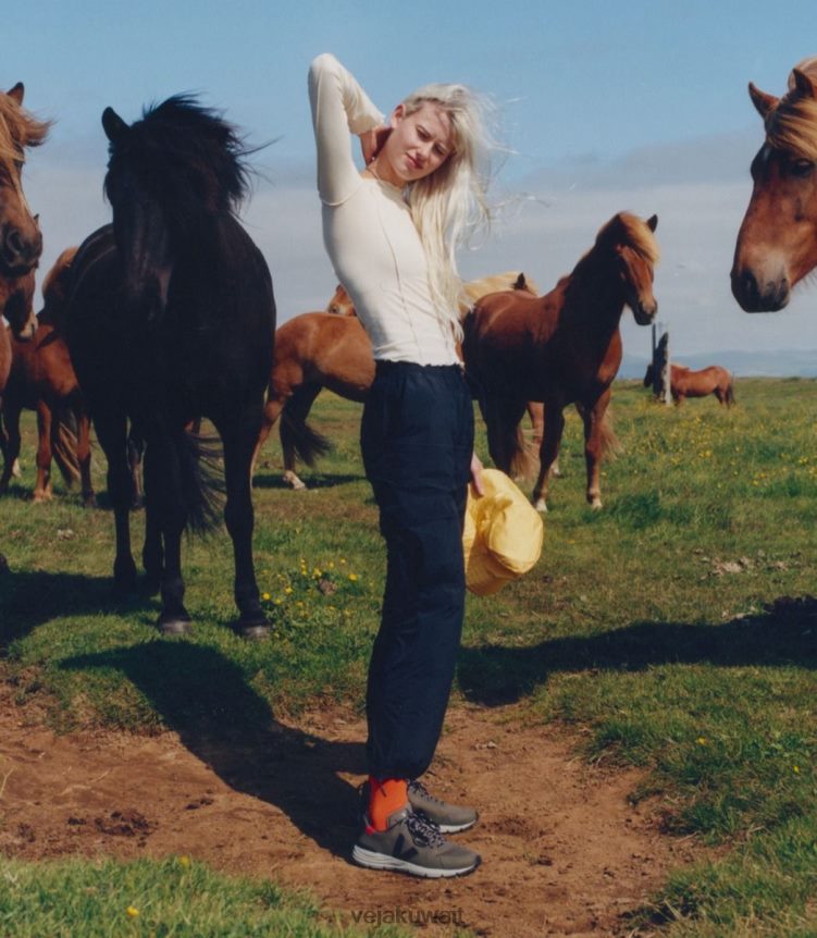 Veja أحذية رجالدكان الفيوميش كاكي اسود 24J26Z131